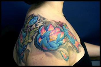 http://www.zhippo.com/LuxAlteraHOSTED/images/gallery/medium/Lotus_Shoulder_Tattoo.jpg